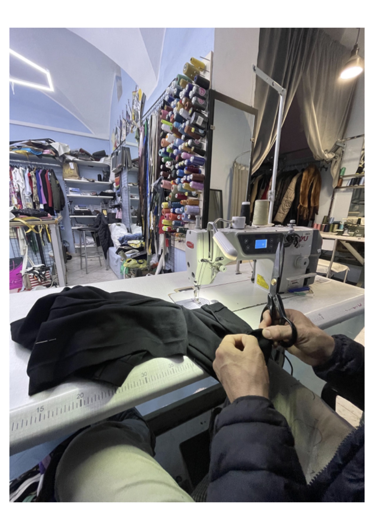 Macchina da cucire al lavoro nel laboratorio Sartoria Rapida Genova