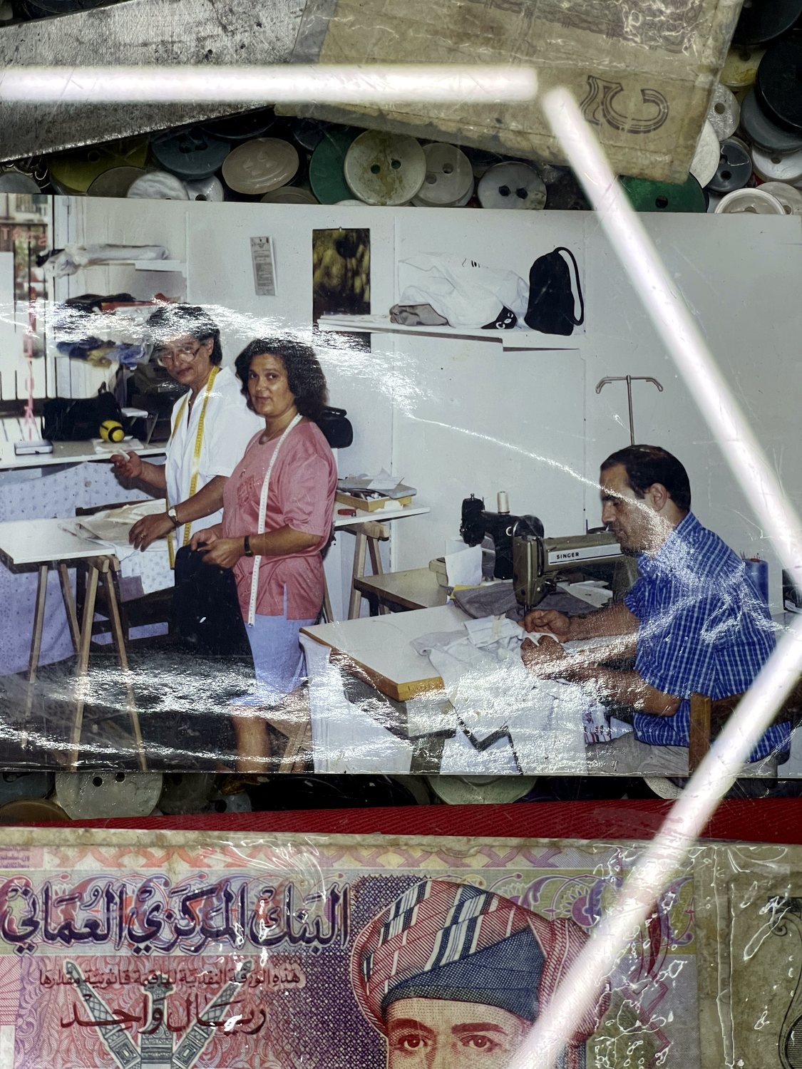 Fotografia del laboratorio Sartoria Rapida Genova nel 1998 con il padre del titolare e due sarte